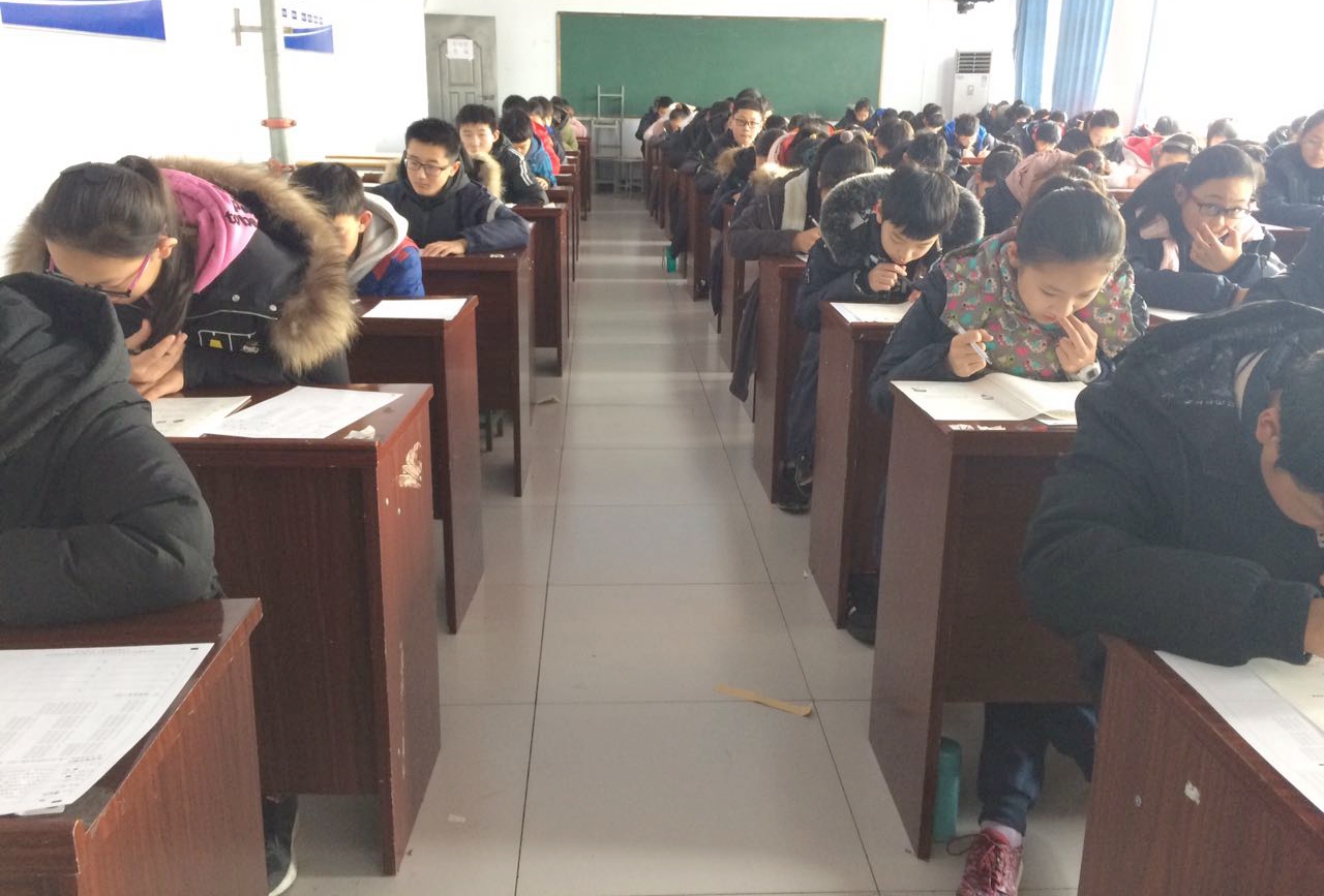 考中学生人多.jpg