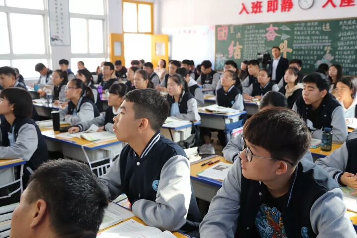 高效课堂学生听课场景1.jpg